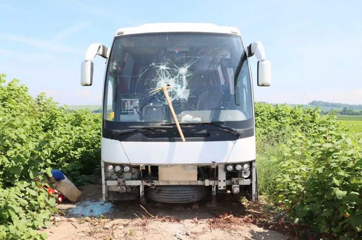 Vandal řádil u Lutína, krumpáčem poničil tři odstavené autobusy