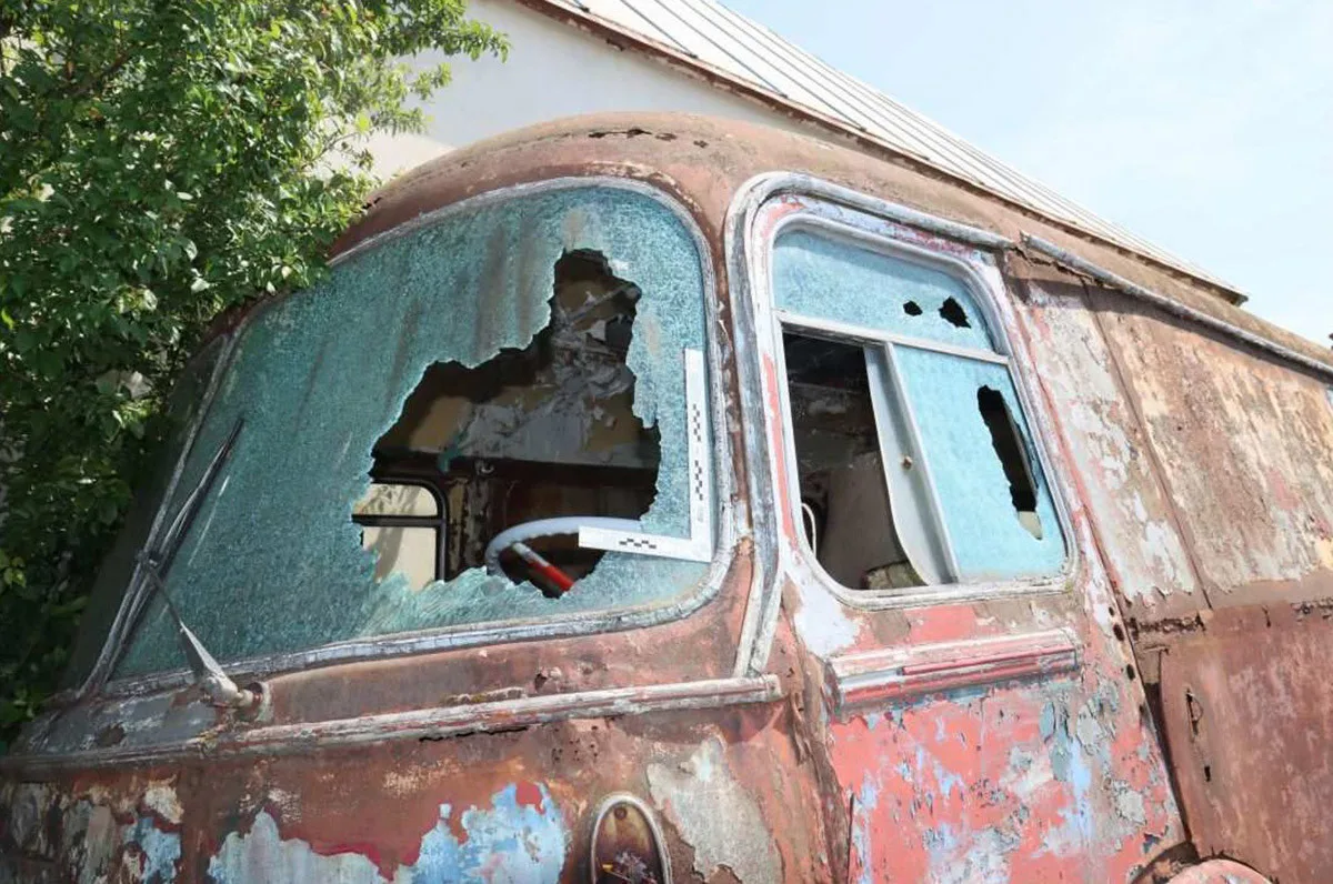 Vandal řádil u Lutína, krumpáčem poničil tři odstavené autobusy