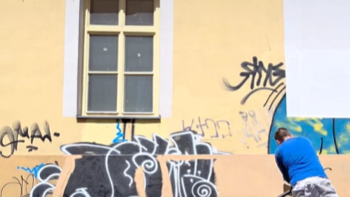 VIDEO: Čmáranice sprejerů jsou pryč. Historický dům v Olomouci prokoukl, muž za to sklízí uznání
