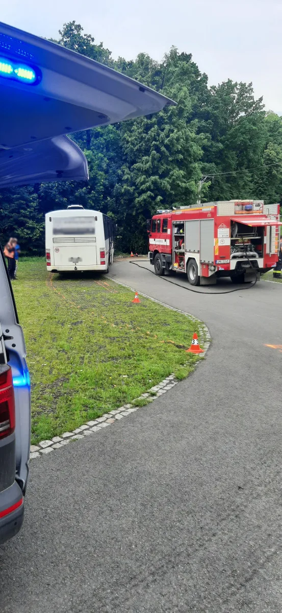 Autobus s dětmi, který havaroval ve Zlatých Horách, řídil 75letý senior. Dvě desítky zraněných