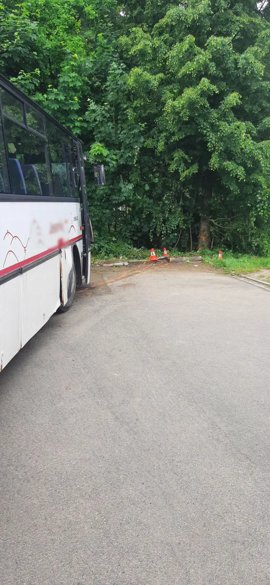 Autobus s dětmi, který havaroval ve Zlatých Horách, řídil 75letý senior. Dvě desítky zraněných
