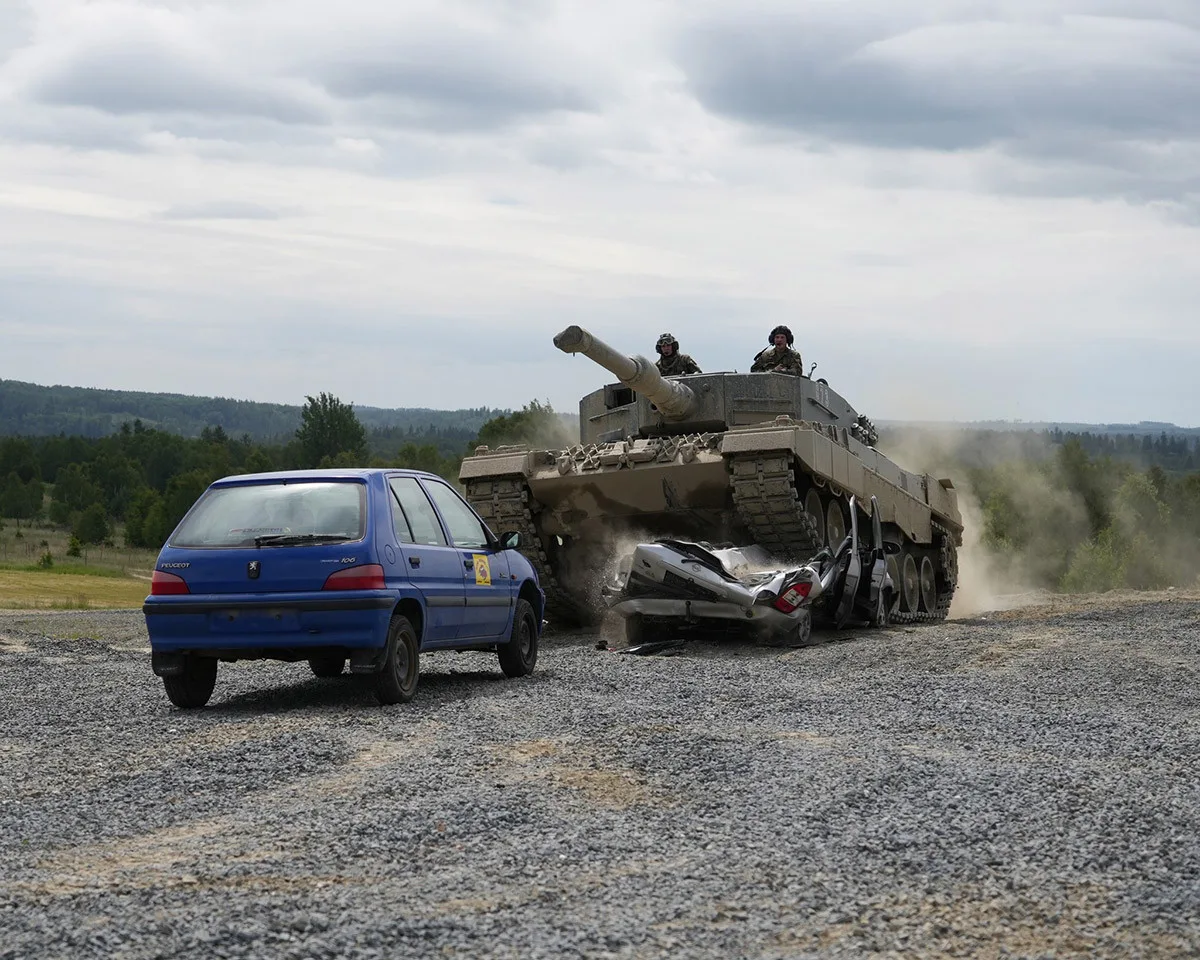 Auto na placku. Vojáci z Přáslavic ukázali přejíždění vraků tankem Leopard
