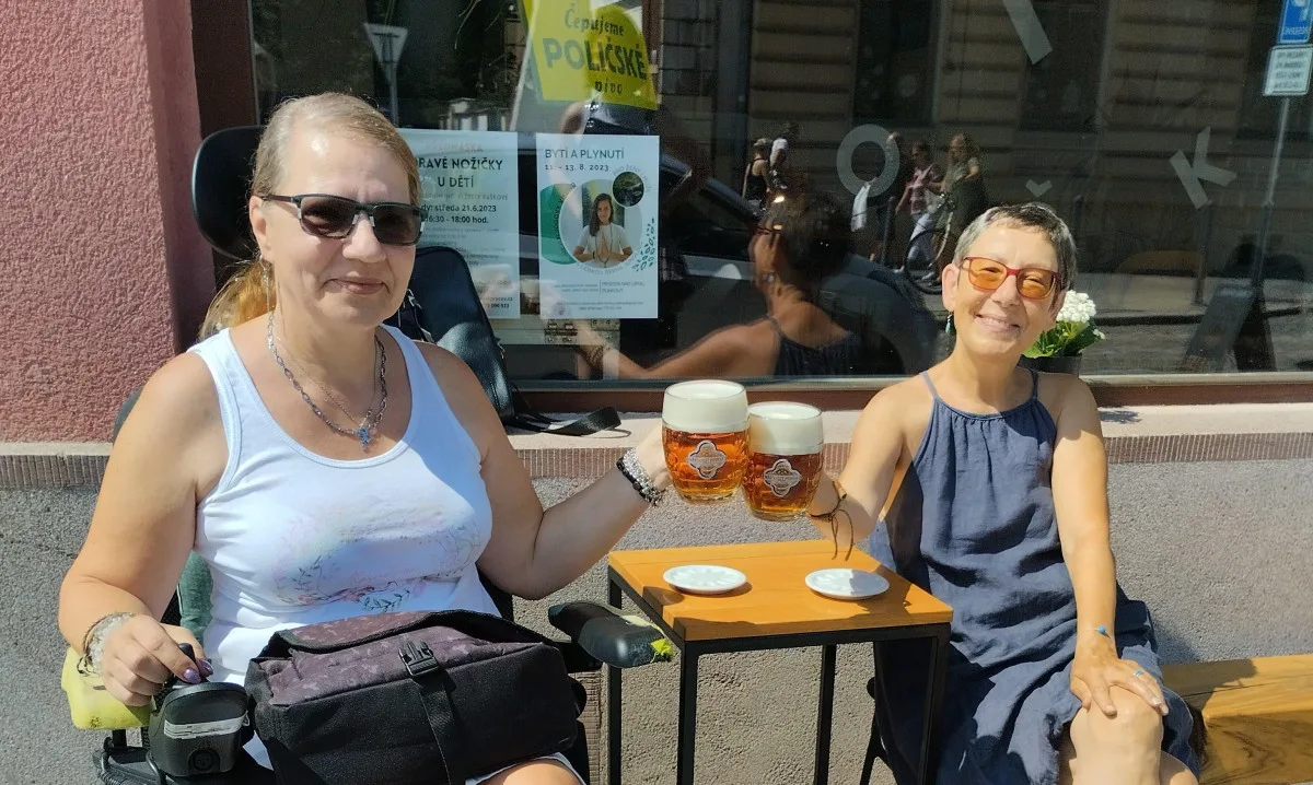 Jako starší sestra. Dobrovolnice z Maltézské pomoci věnuje svůj čas handicapované ženě