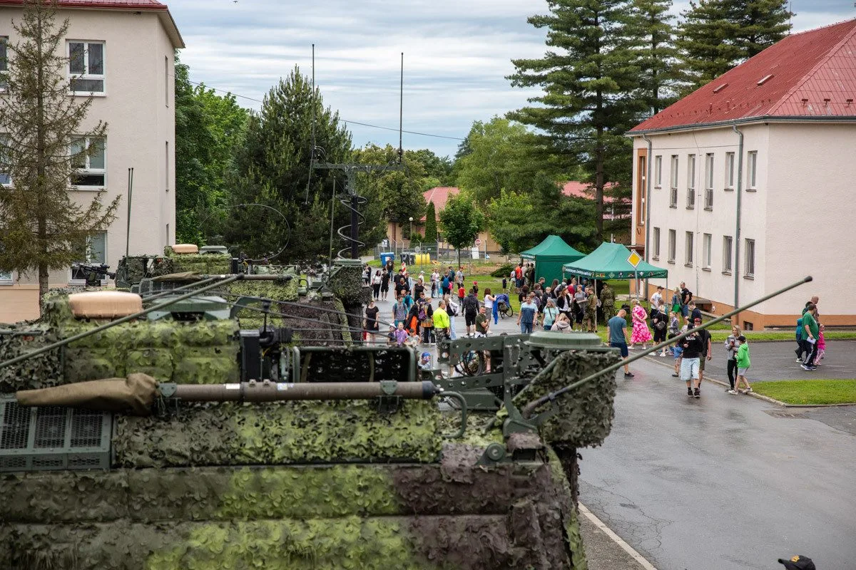 FOTO: Leopard, Pandur i boj muže proti muži. Akce v kasárnách u Olomouce přilákala davy