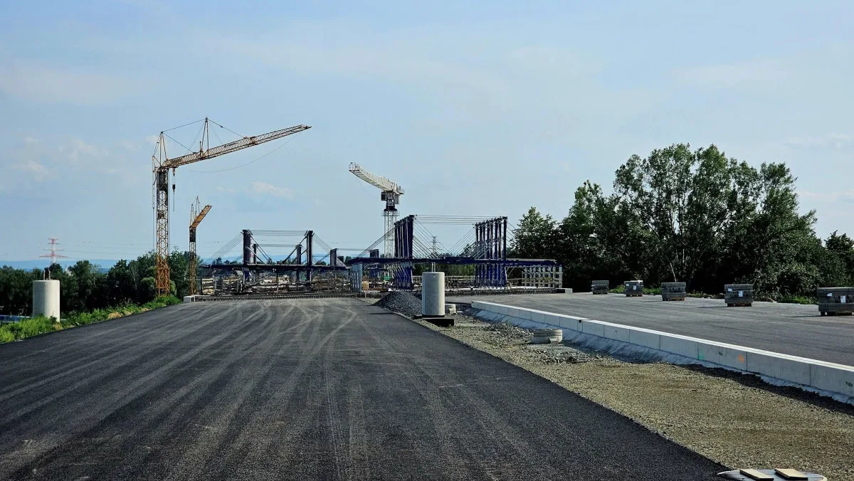 VIDEO: Stavba D1 okolo Přerova jde do finále. Dálnici začal pokrývat beton a asfalt