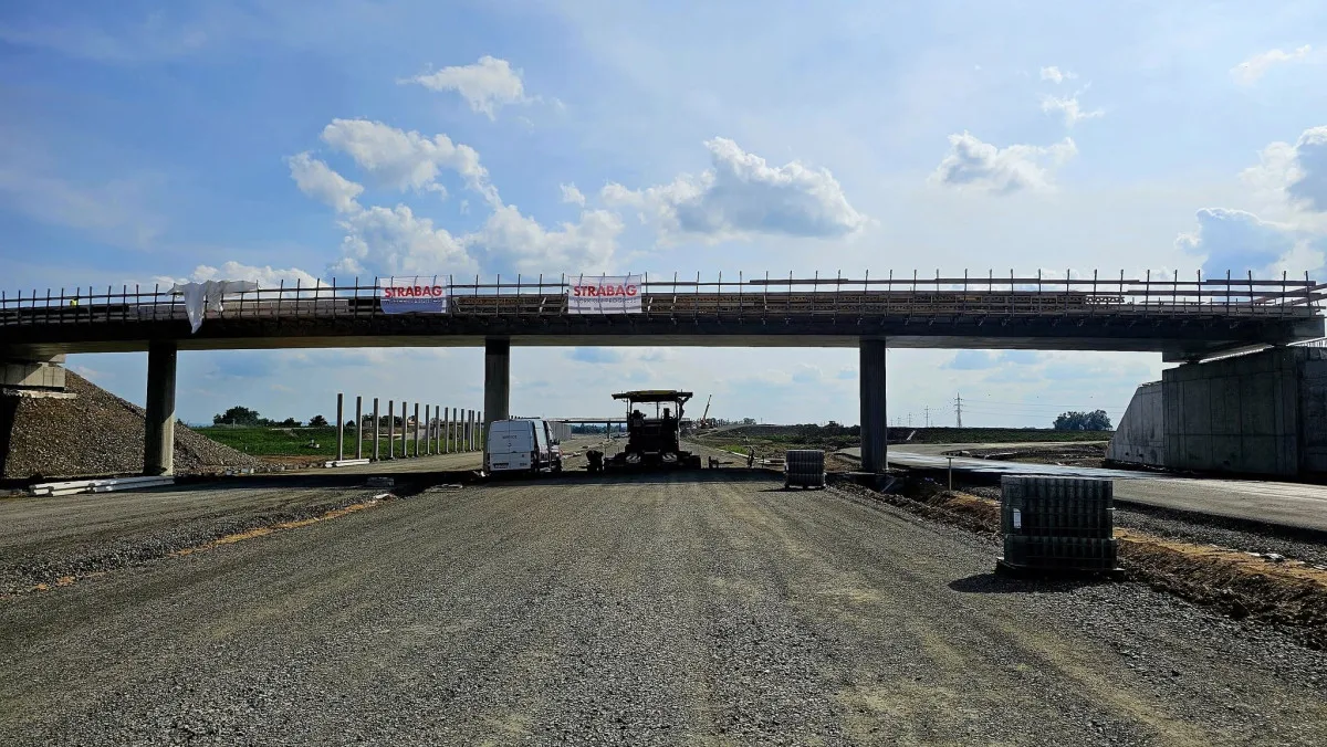 VIDEO: Stavba D1 okolo Přerova jde do finále. Dálnici začal pokrývat beton a asfalt