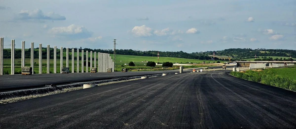 VIDEO: Stavba D1 okolo Přerova jde do finále. Dálnici začal pokrývat beton a asfalt