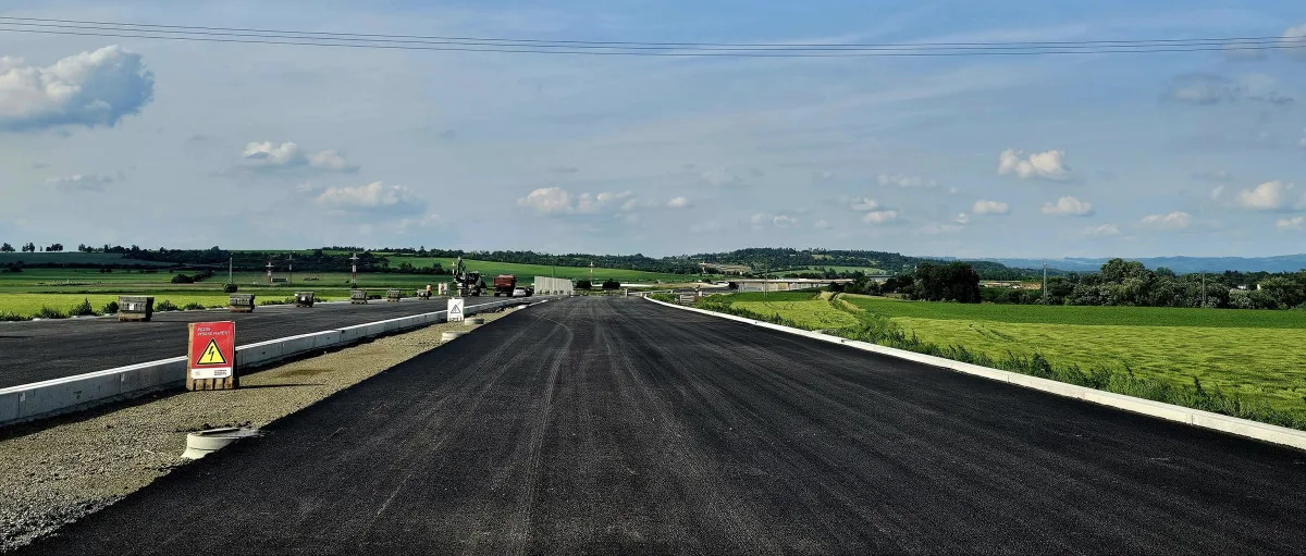 VIDEO: Stavba D1 okolo Přerova jde do finále. Dálnici začal pokrývat beton a asfalt
