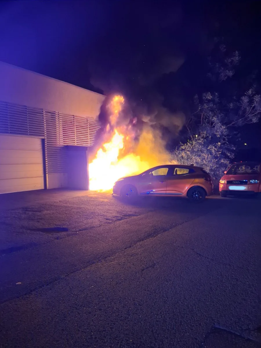 V Olomouci v noci hořelo několik kontejnerů, oheň poškodil také dva automobily