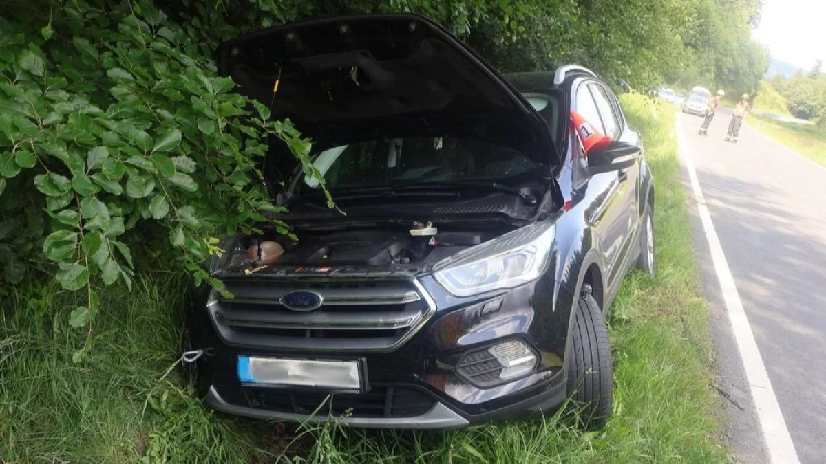 Senior byl na mol. Na Jesenicku nezvládl automobil a skončil v příkopu
