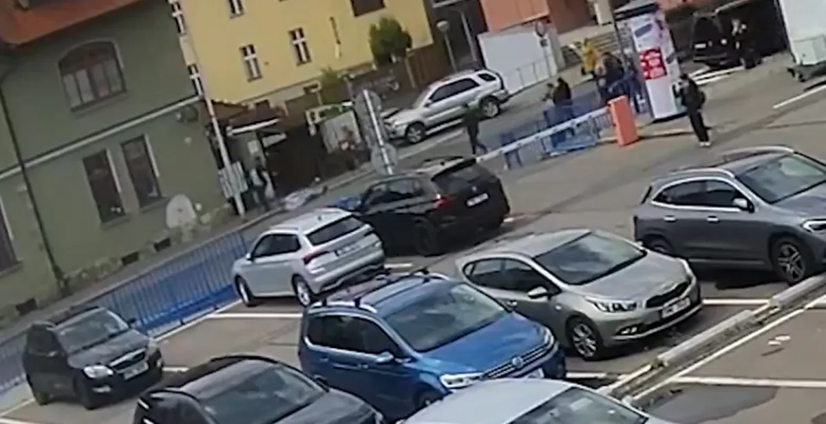 Muž chtěl v Šumperku zavraždit své dvojče, kvůli majetku. Srazil ho autem a mlátil golfovou holí