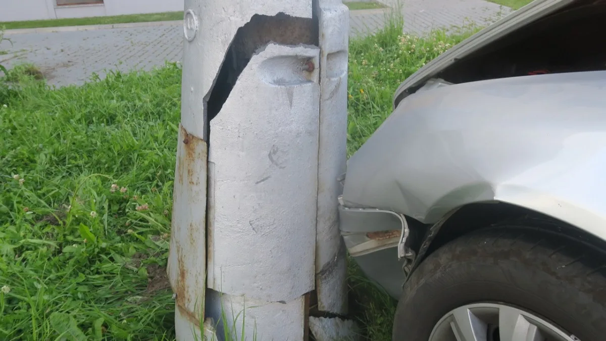 Řidič se dvěma promile boural v Hranicích a nemohl se dostat z auta. Pomohl svědek