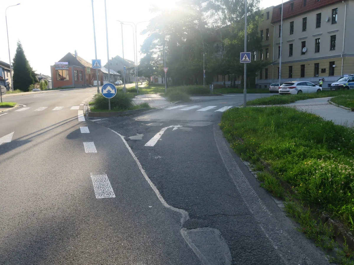 Řidič se dvěma promile boural v Hranicích a nemohl se dostat z auta. Pomohl svědek