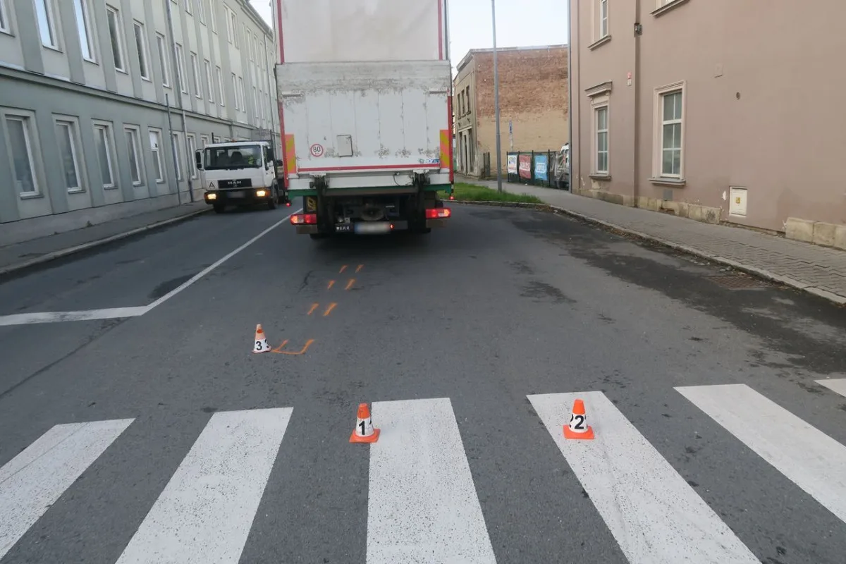 Ženu na přechodu pro chodce v Šumperku srazil kamion. Skončila ve Fakultní nemocnici