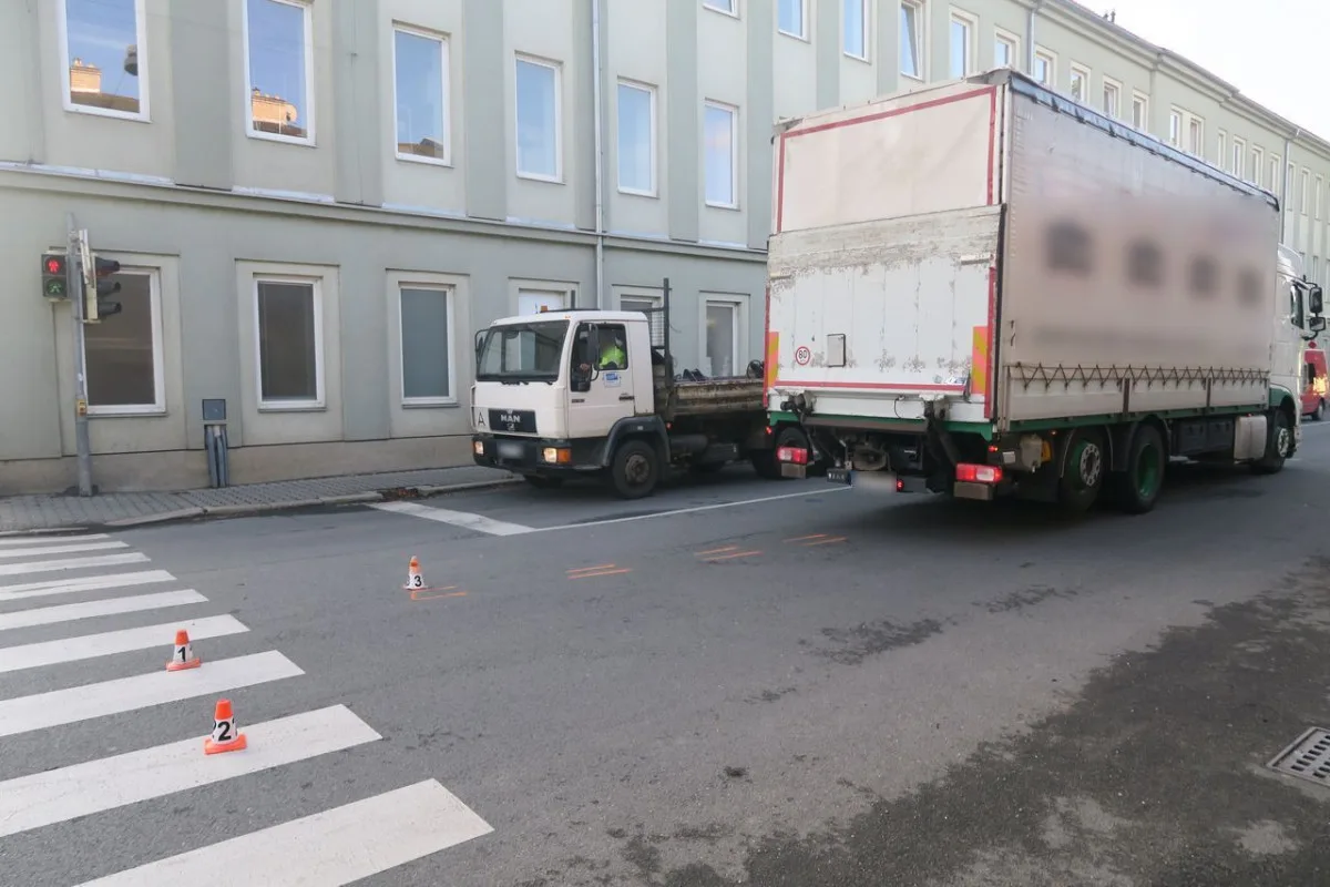 Ženu na přechodu pro chodce v Šumperku srazil kamion. Skončila ve Fakultní nemocnici