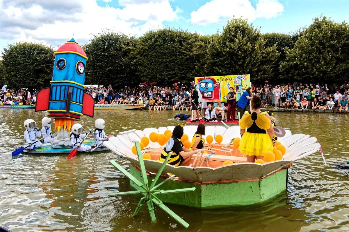 TIP NA VÍKEND: Holešovská Regata přiveze Ewu Farnou, Tři sestry a na pódiu bude i svatba