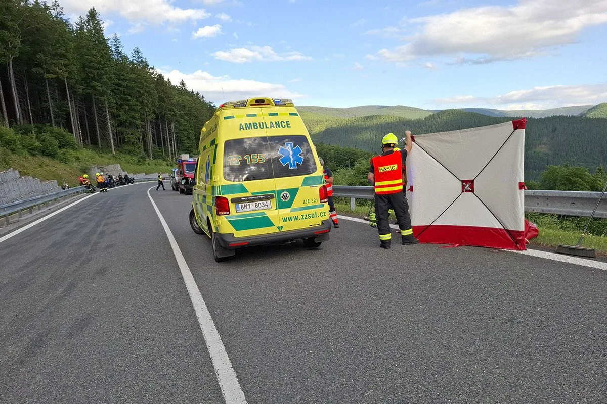 Smrtelná nehoda na Červenohorském sedle. O život přišel motorkář