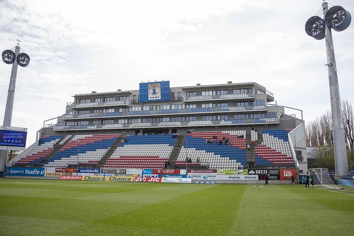 Jižní tribuna Androva stadionu s bannerem Sigma