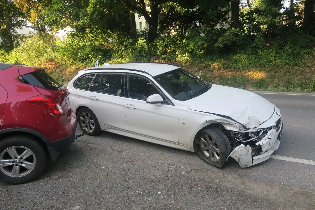 Řidička v Šumperku nabourala dvě auta, ohrozil ji jiný vůz. Zranila se i chodkyně