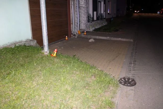 Řidič se dvěma promile demoloval ulice v Mořicích. Zničil sloup, vrata, okapy a poškodil zeleň