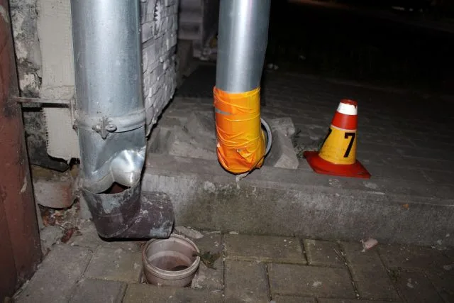 Řidič se dvěma promile demoloval ulice v Mořicích. Zničil sloup, vrata, okapy a poškodil zeleň