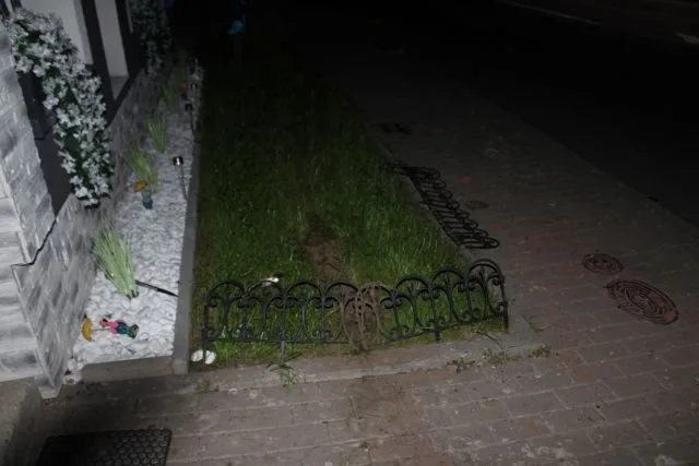 Řidič se dvěma promile demoloval ulice v Mořicích. Zničil sloup, vrata, okapy a poškodil zeleň