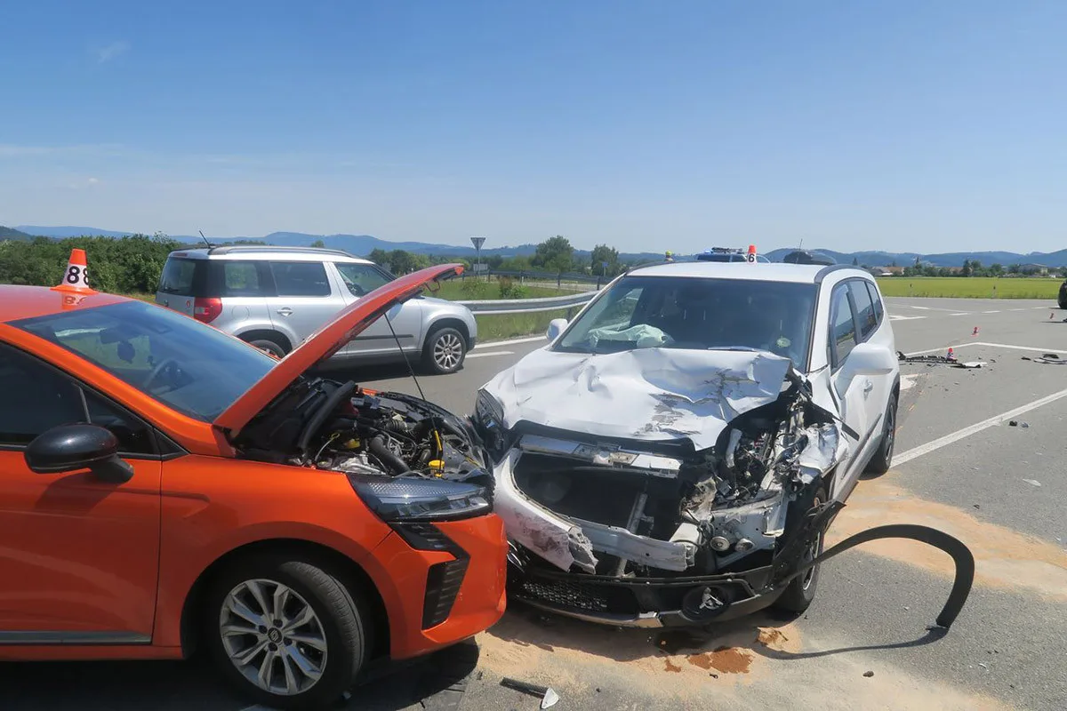 Čtyři havarovaná auta a poničená elektrokola. U Chromče zkomplikovala provoz hromadná nehoda