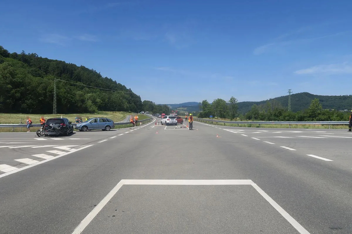 Čtyři havarovaná auta a poničená elektrokola. U Chromče zkomplikovala provoz hromadná nehoda