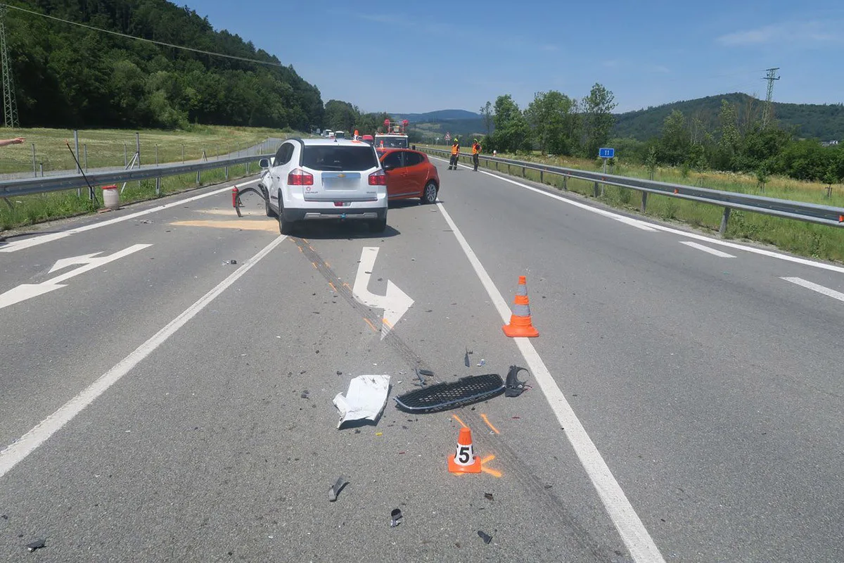 Čtyři havarovaná auta a poničená elektrokola. U Chromče zkomplikovala provoz hromadná nehoda