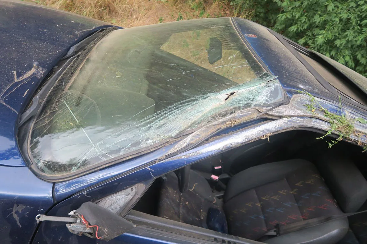 Mladík na Šumpersku otočil auto přes střechu. Prudce brzdil u neočekávané situace