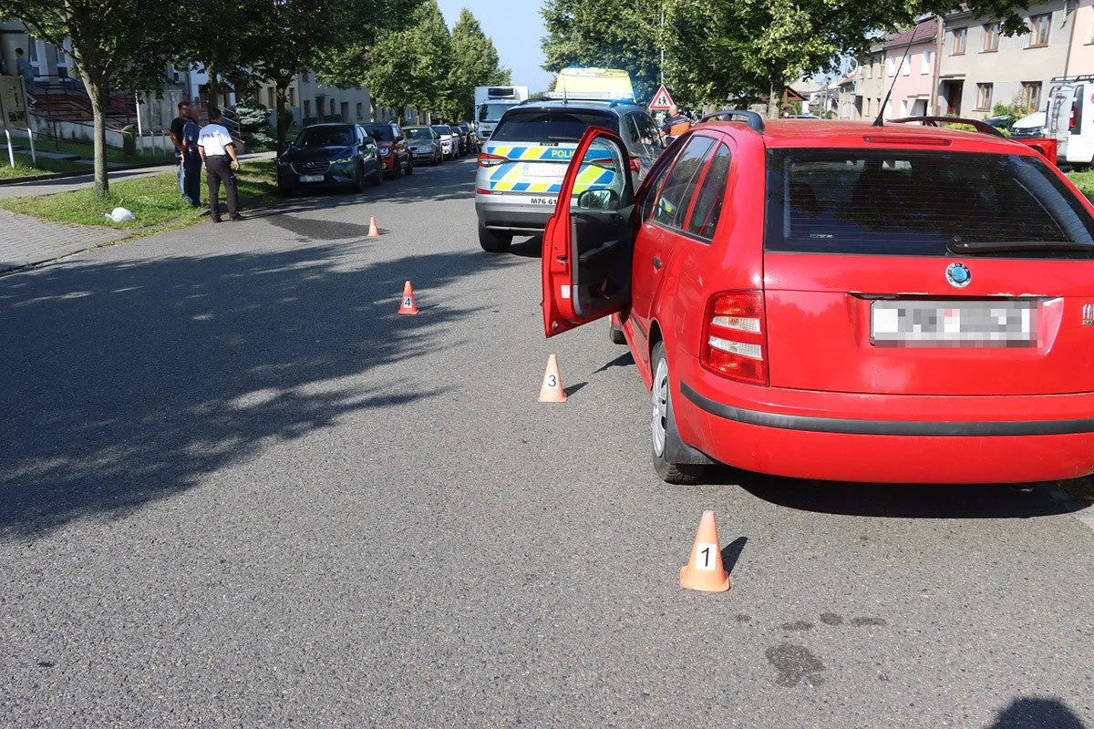 Policie vyšetřuje nehodu se zraněním cyklistky v Přáslavicích, o pomoc žádá svědky