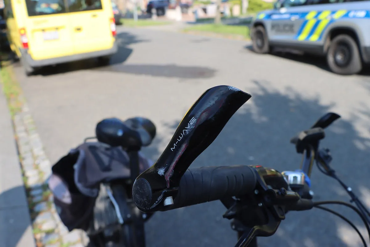 Policie vyšetřuje nehodu se zraněním cyklistky v Přáslavicích, o pomoc žádá svědky