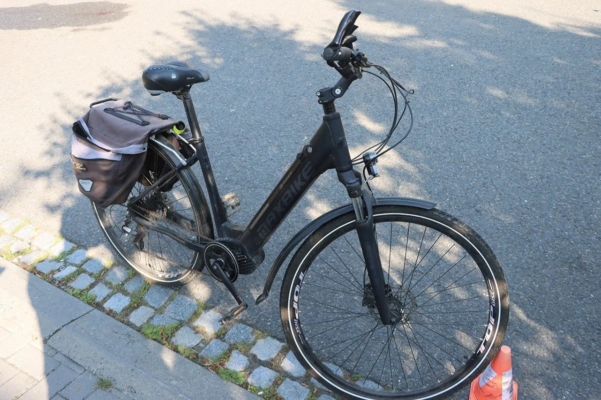 Policie vyšetřuje nehodu se zraněním cyklistky v Přáslavicích, o pomoc žádá svědky
