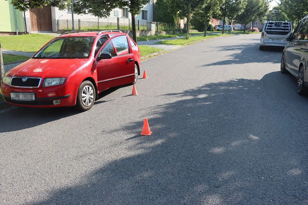 Policie vyšetřuje nehodu se zraněním cyklistky v Přáslavicích, o pomoc žádá svědky