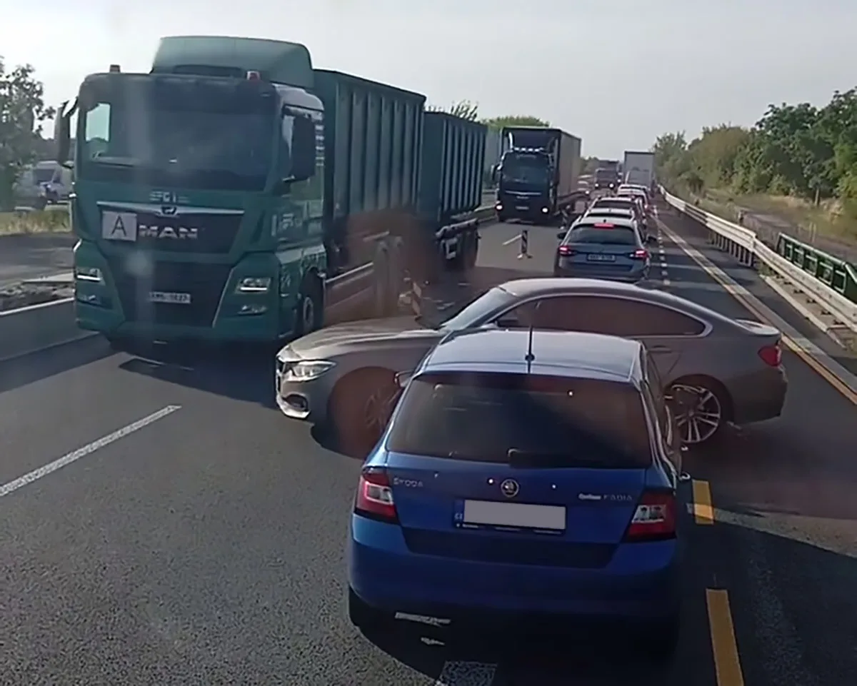 Hazard na D35. Řidič BMW se v koloně u Olomouce otočil do protisměru