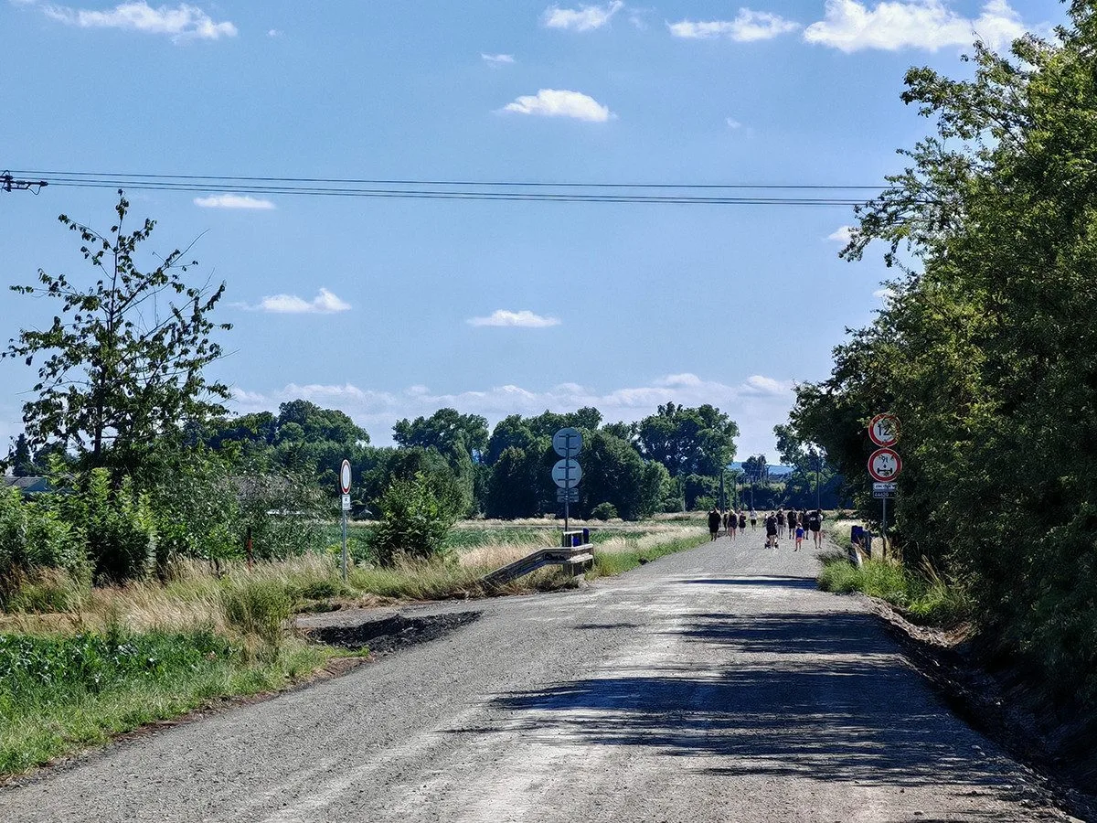 Náklo žije i při uzavírce klíčové silnice. Návštěvníky pískovny i obec trápí trable s parkováním
