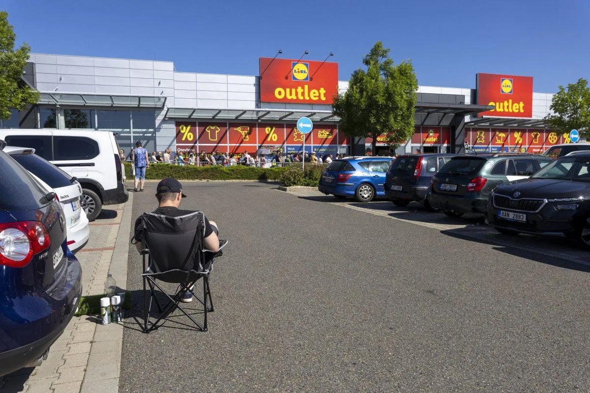 FOTO, VIDEO: Pět hodin ve frontě a ušetřené tisíce. Lidl Outlet v Olomouci vyvolal nákupní horečku