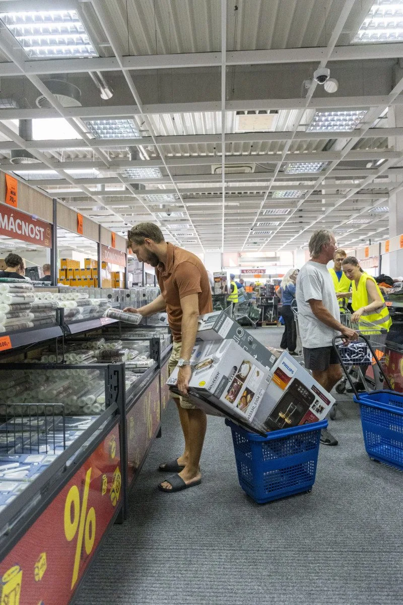 FOTO, VIDEO: Pět hodin ve frontě a ušetřené tisíce. Lidl Outlet v Olomouci vyvolal nákupní horečku