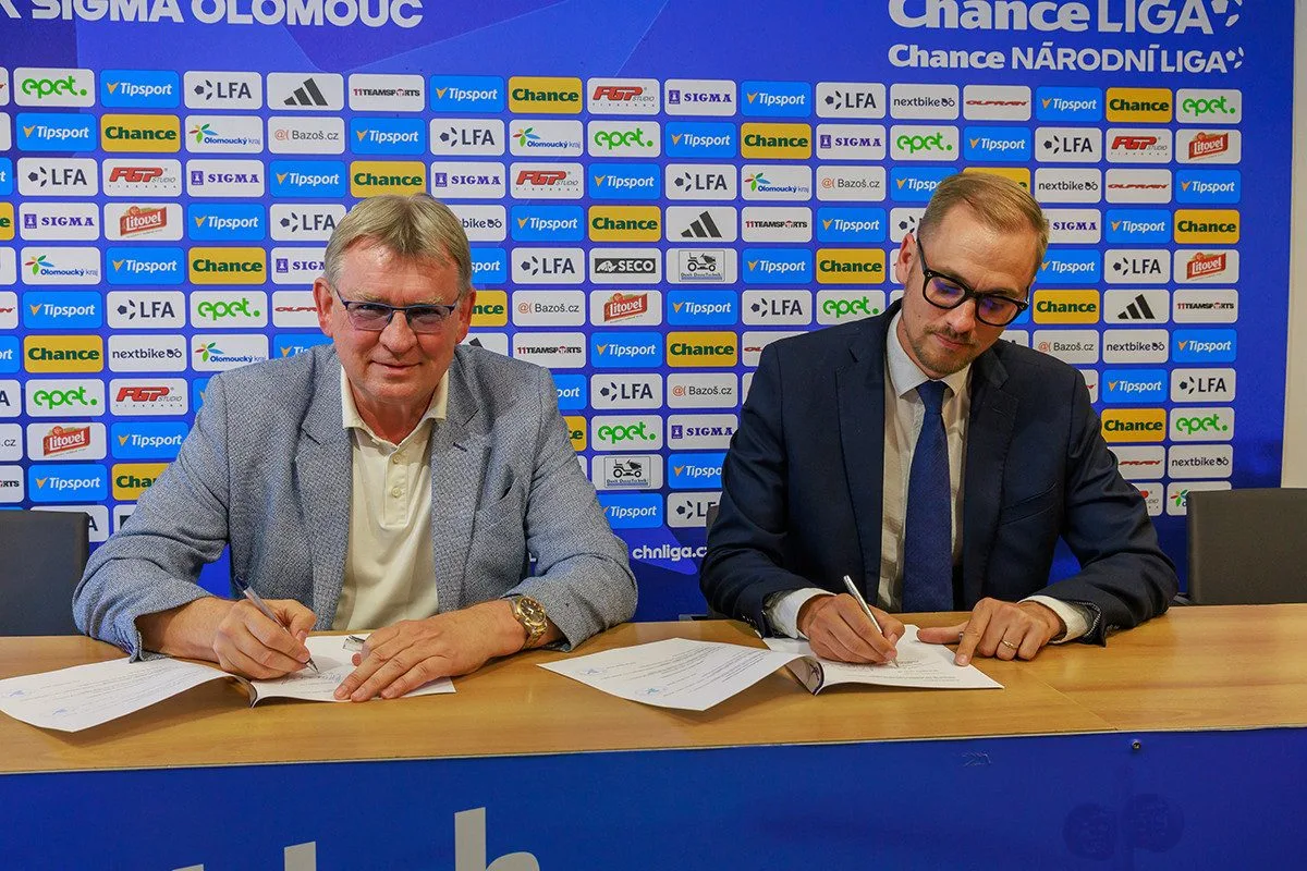 Milan Šimonovský, předseda Správní rady SPL Holding a Jakub Beneš, předseda spolku SK Olomouc Sigma MŽ
