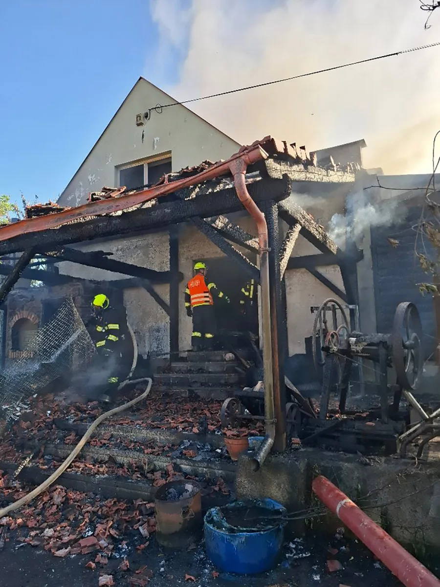Ve vesničce u Bouzova plameny ničily rodinný dům, ve vedru s požárem bojovalo osm jednotek hasičů