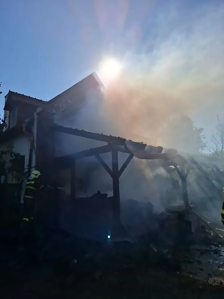 Ve vesničce u Bouzova plameny ničily dům, ve vedru s požárem bojovalo osm jednotek hasičů