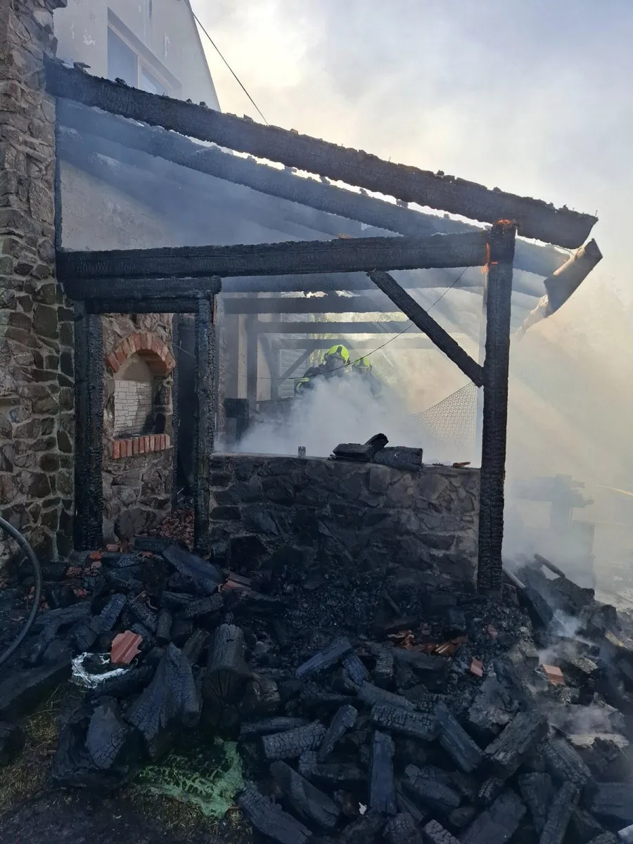 Ve vesničce u Bouzova plameny ničily dům, ve vedru s požárem bojovalo osm jednotek hasičů
