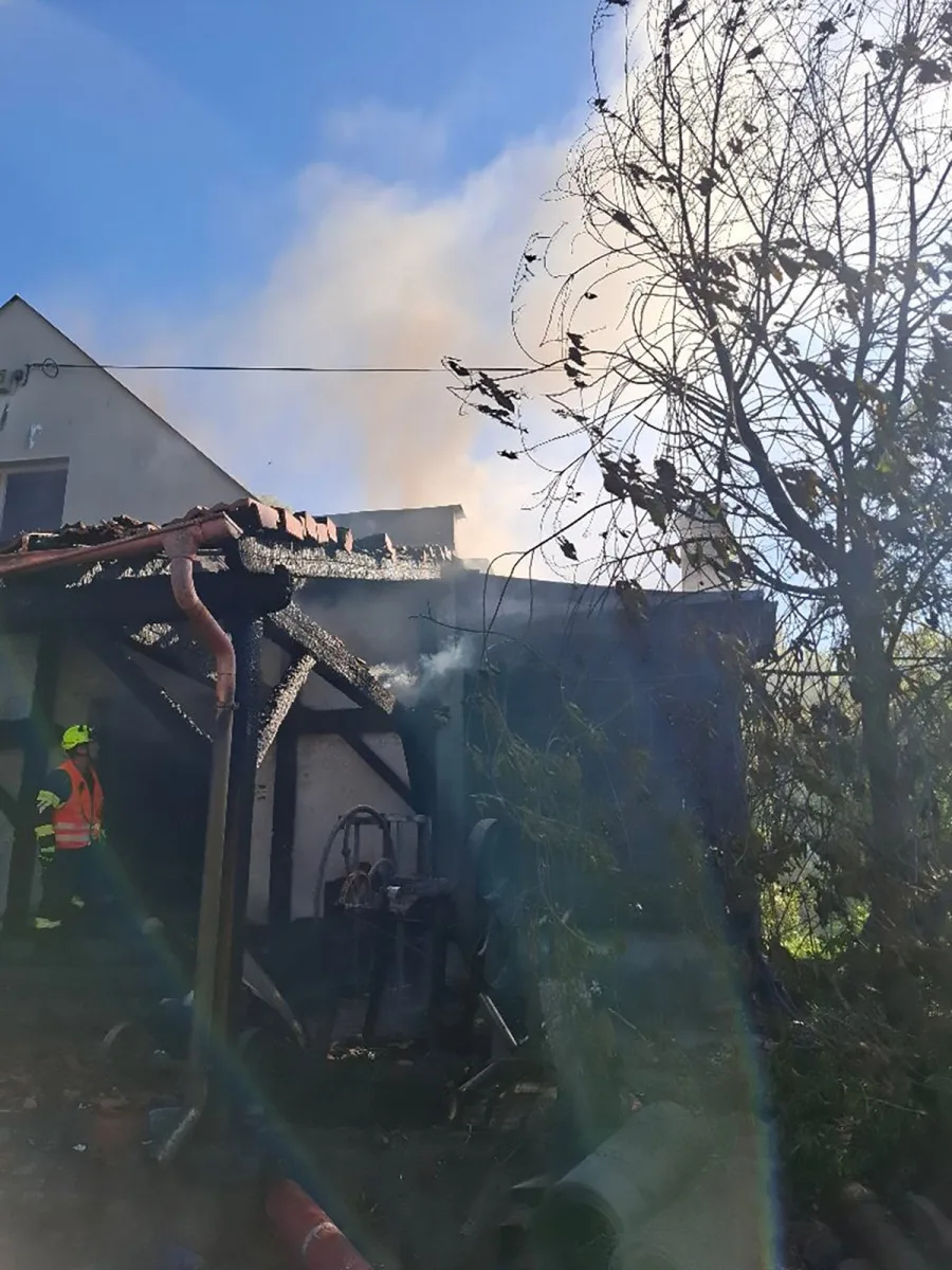 Ve vesničce u Bouzova plameny ničily dům, ve vedru s požárem bojovalo osm jednotek hasičů