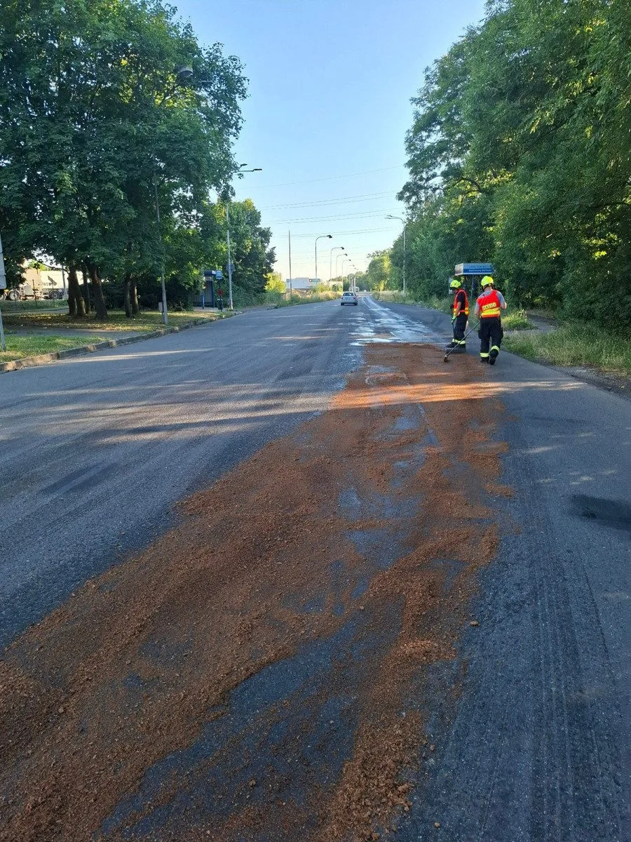 Dva kilometry silnice pokryté olejem a nehoda motorky. Hasiči v Olomouci řešili únik látky z cisterny