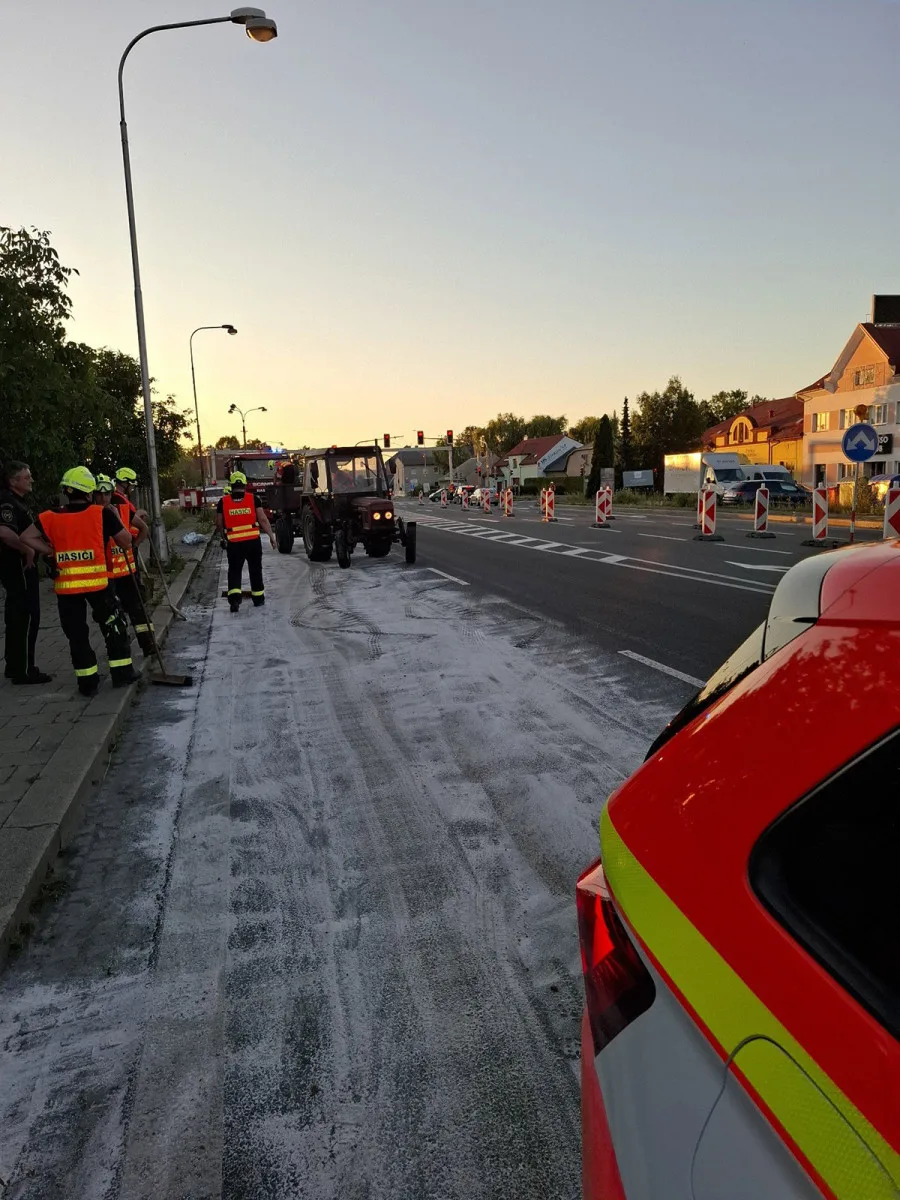 Dva kilometry silnice pokryté olejem a nehoda motorky. Hasiči v Olomouci řešili únik látky z cisterny