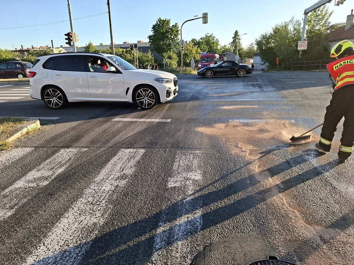 Dva kilometry silnice pokryté olejem a nehoda motorky. Hasiči v Olomouci řešili únik látky z cisterny