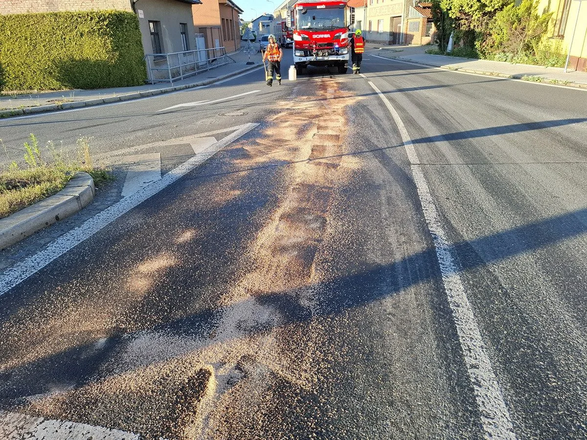 Dva kilometry silnice pokryté olejem a nehoda motorky. Hasiči v Olomouci řešili únik látky z cisterny