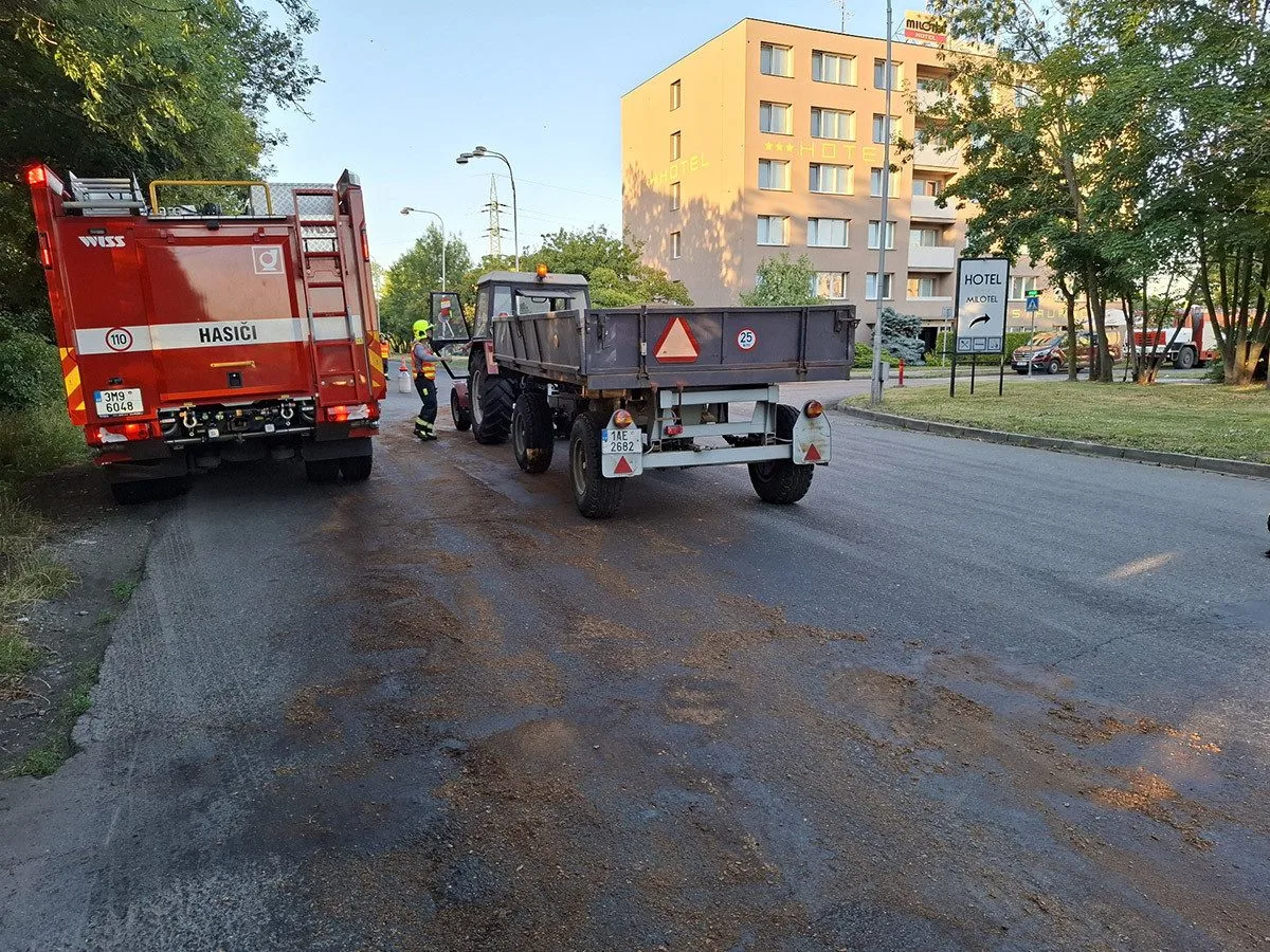 Dva kilometry silnice pokryté olejem a nehoda motorky. Hasiči v Olomouci řešili únik látky z cisterny