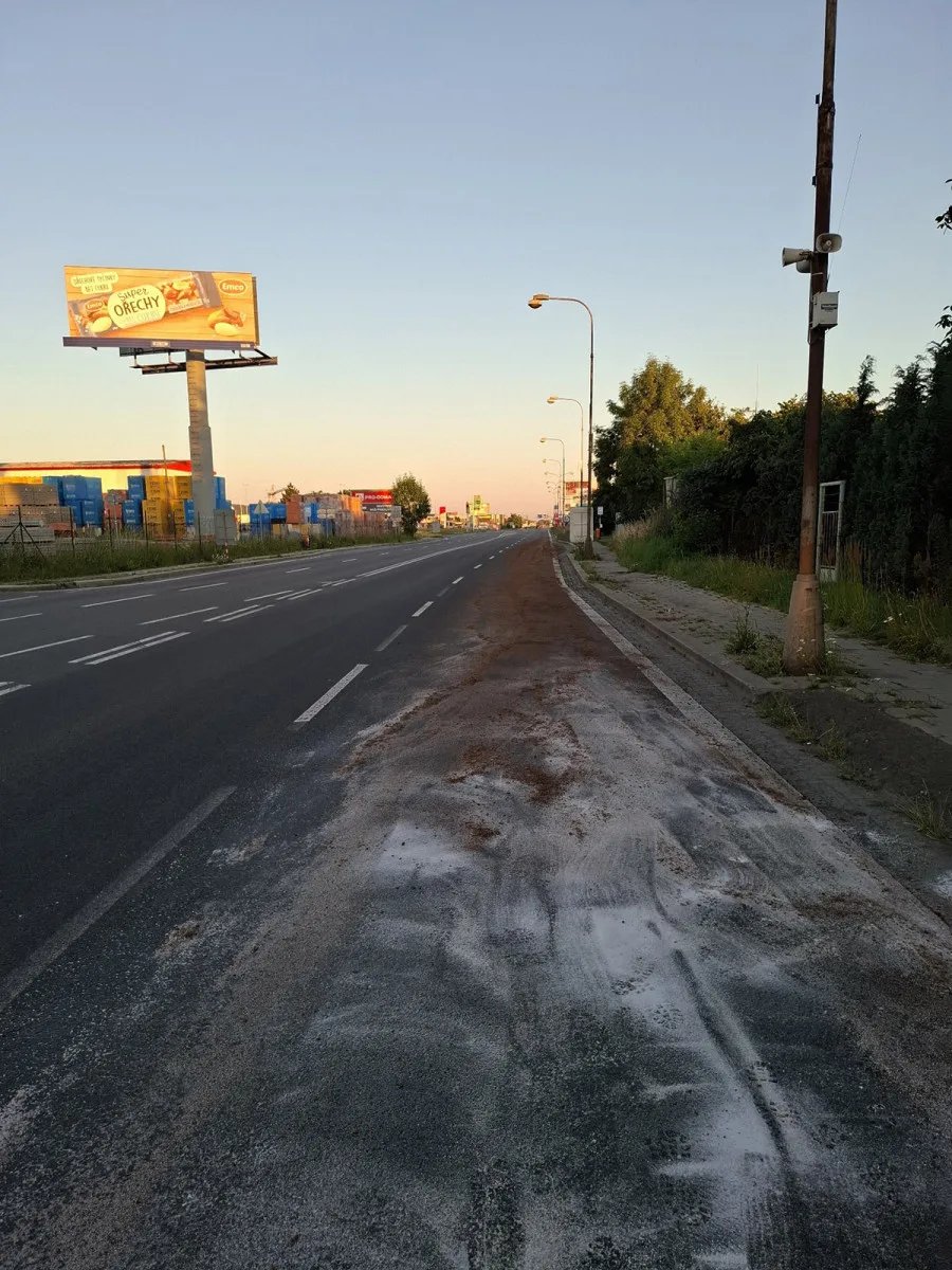 Dva kilometry silnice pokryté olejem a nehoda motorky. Hasiči v Olomouci řešili únik látky z cisterny