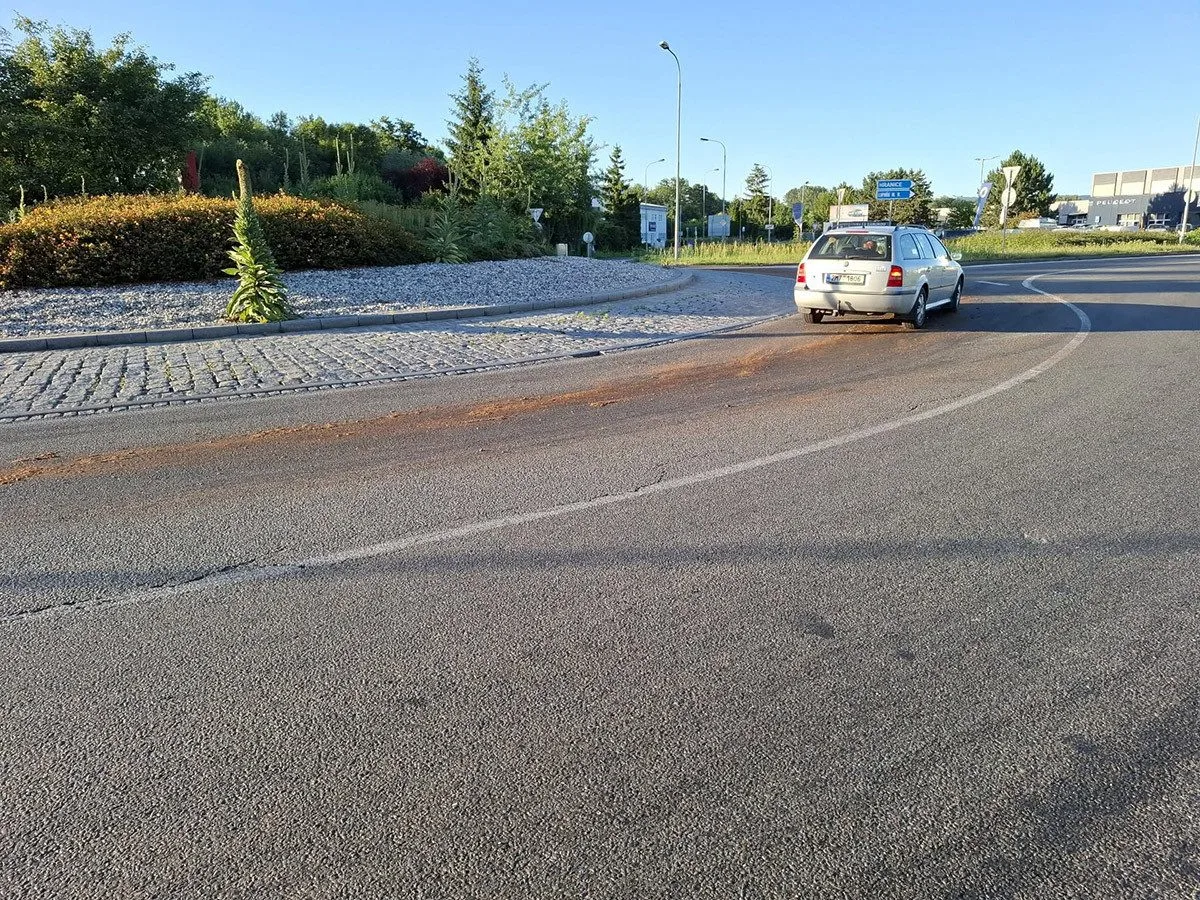 Dva kilometry silnice pokryté olejem a nehoda motorky. Hasiči v Olomouci řešili únik látky z cisterny